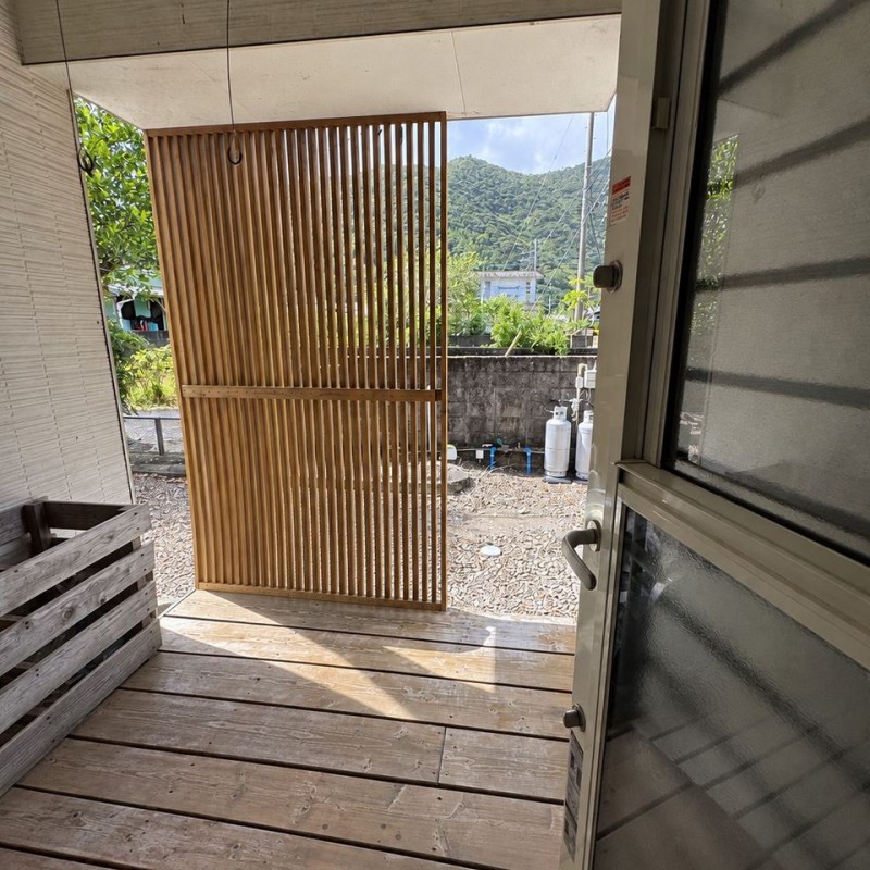 勝手口の外