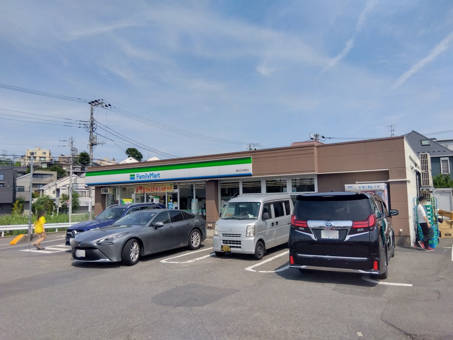 ファミリーマートまで340m