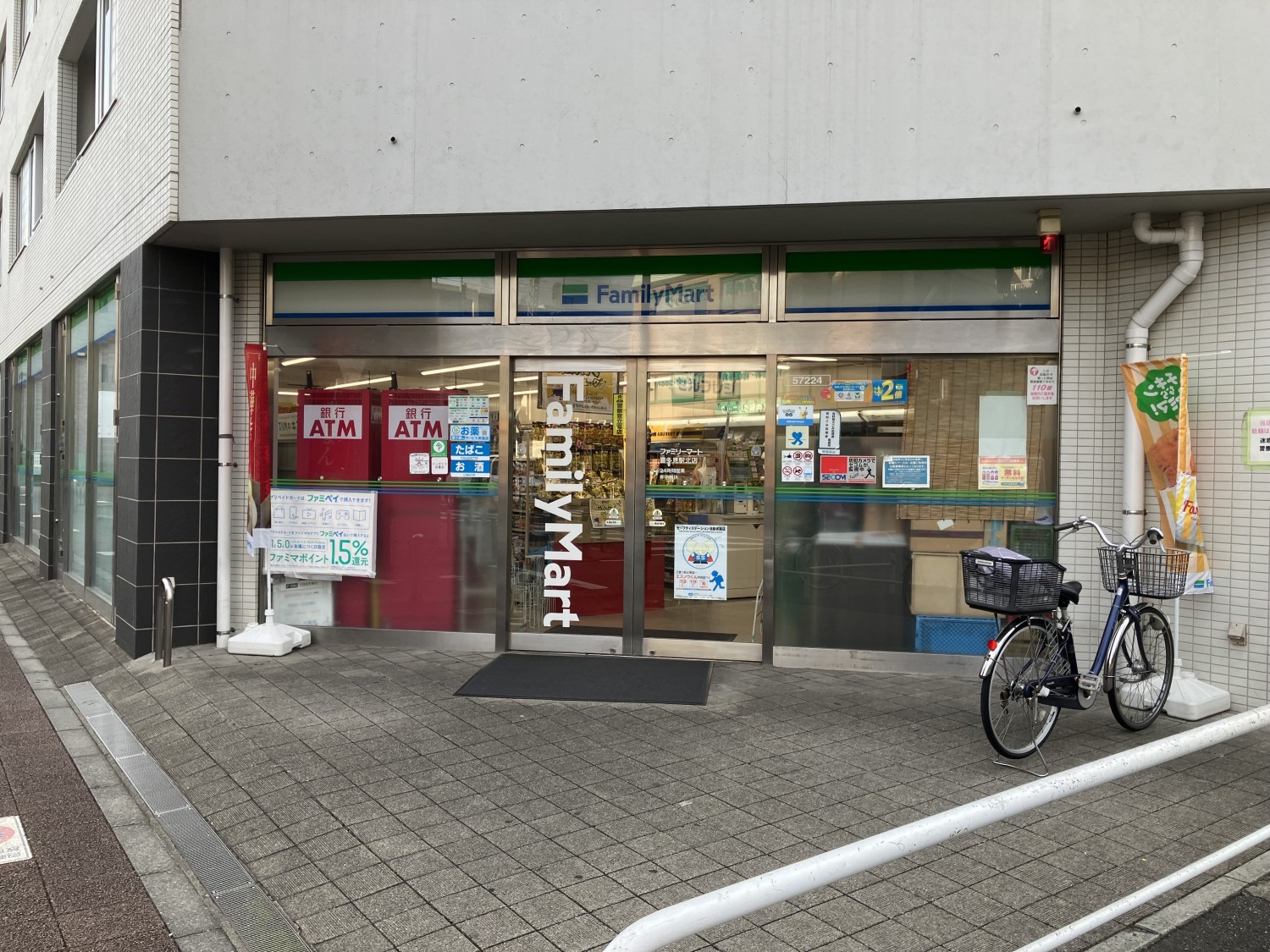 ファミリーマート　喜多見駅北店　700ｍ