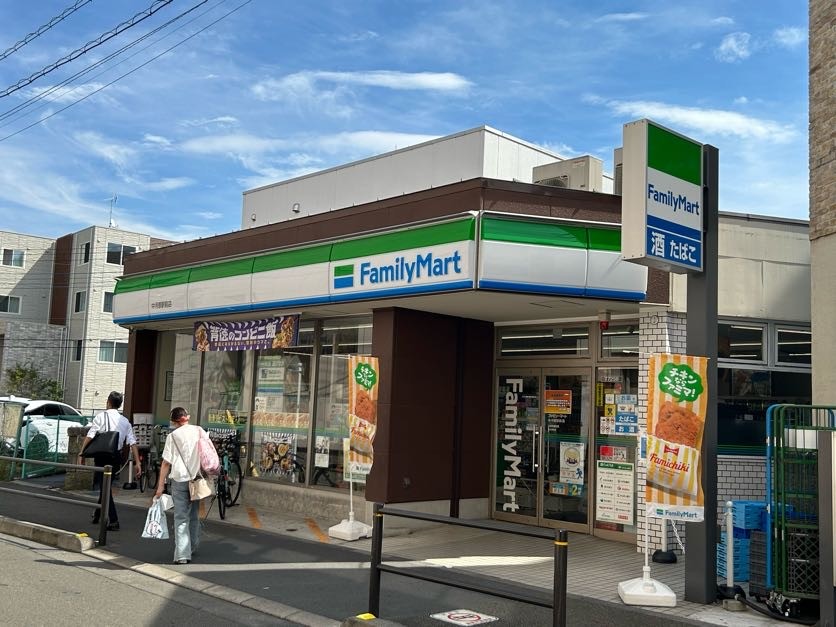 ファミリーマートまで220m