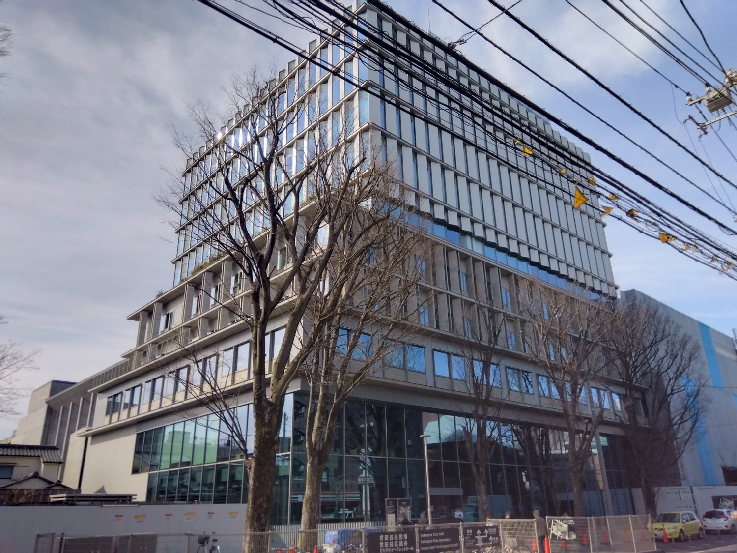 世田谷区役所まで750m