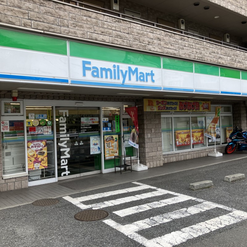 ファミリーマート　狛江慈恵医大前店　270ｍ