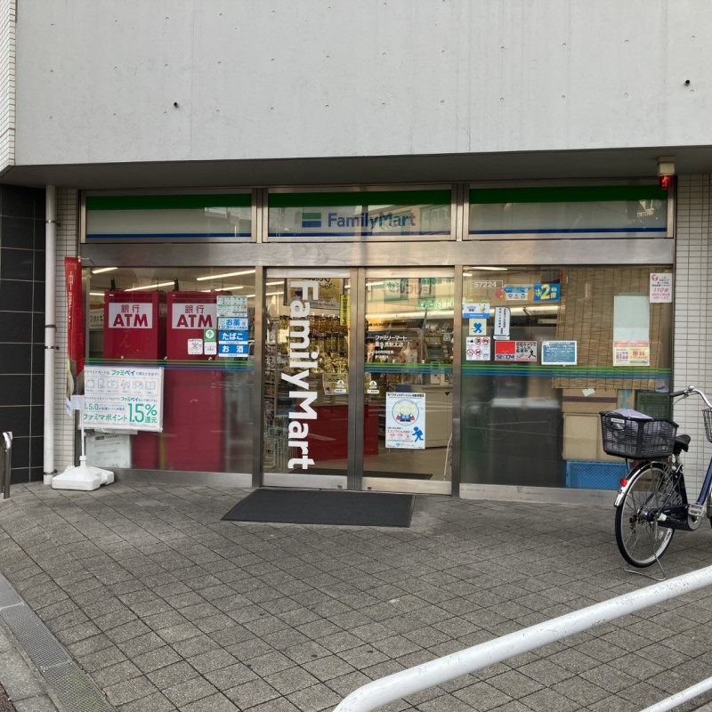 ファミリーマート　喜多見駅北店　700ｍ