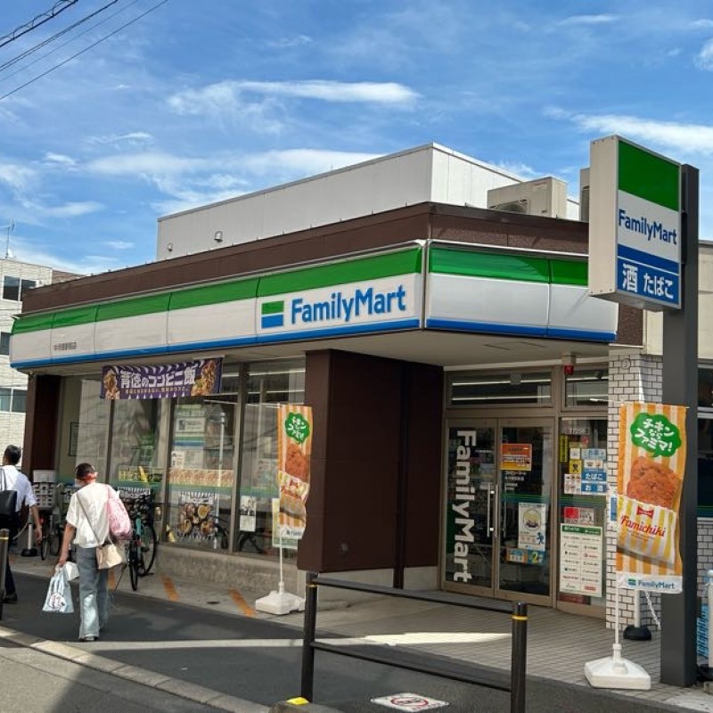 ファミリーマートまで220m