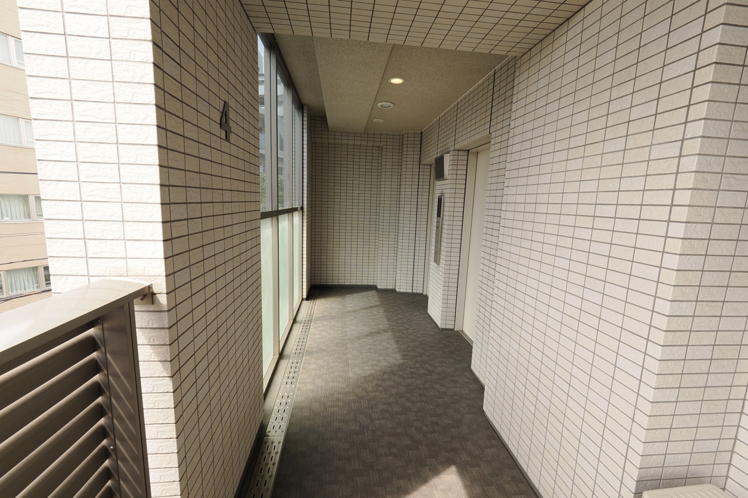 お部屋のある４階部分の共用廊下です。