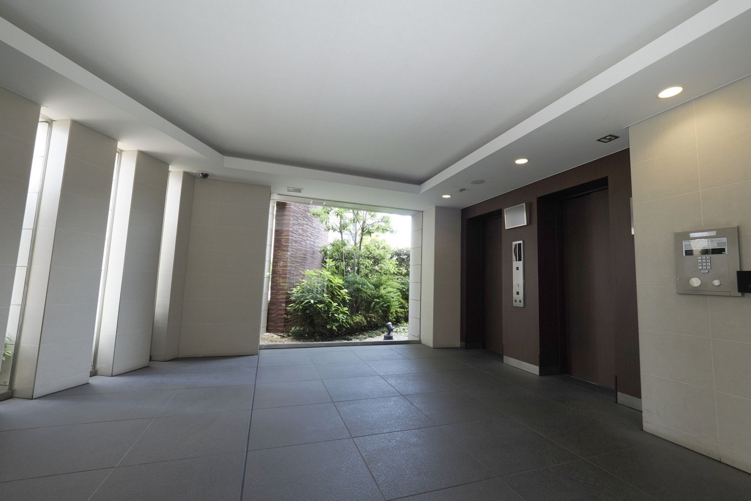 エレベーターは２基（９人乗り）あります。お部屋はエレベーターからほど近く、動線がよいです。ここに２カ所目のオートロックがあります。