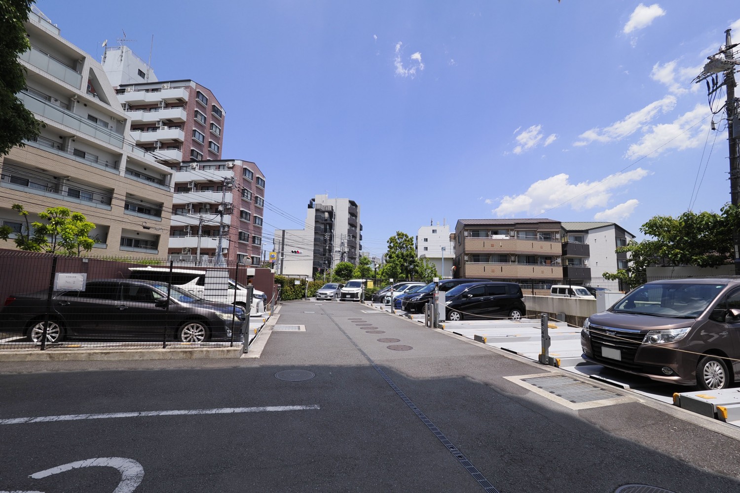 チェーンゲート式の敷地内駐車場です。環状８号線や井の頭通りへのアクセスがよいことも魅力のひとつ。空区画があります。月額使用料は２万円～２．５万円です。※２０２５年５月時点