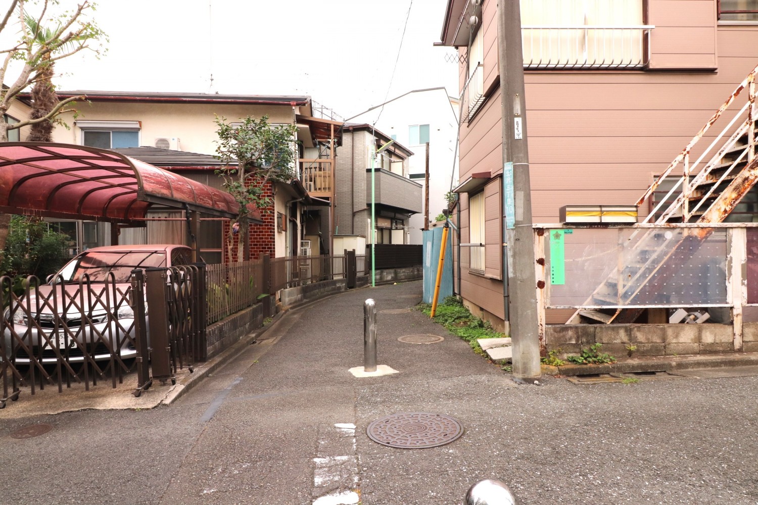 【その他現地】現地西側道路。建築基準法上の道路ではございません