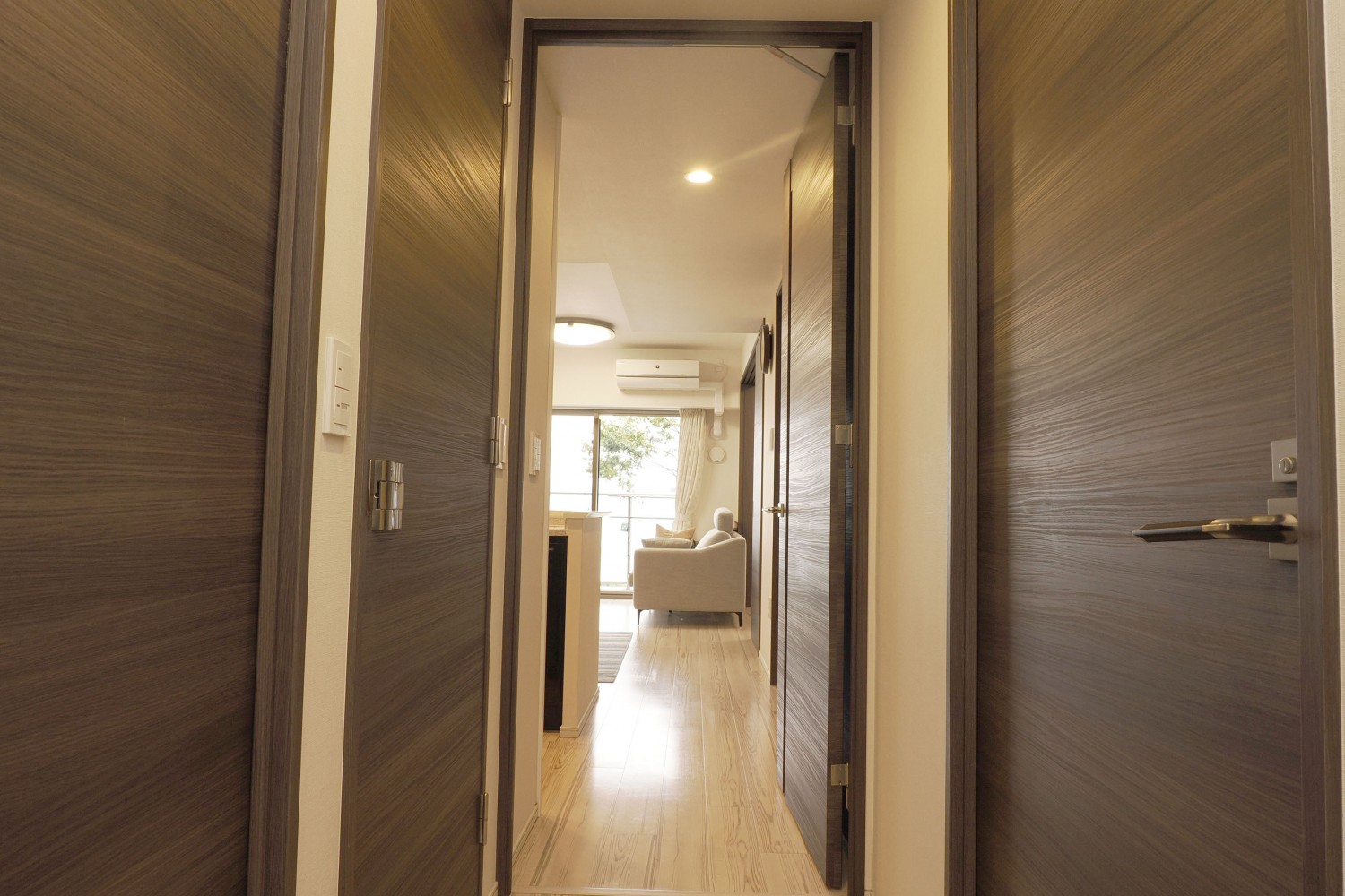 無駄のないシンプルな廊下です。