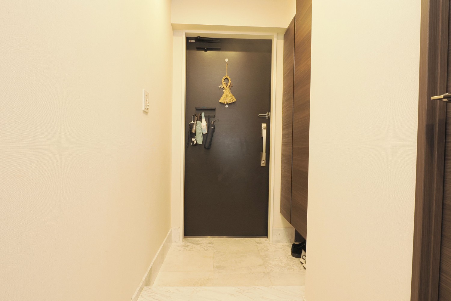 段差の少ない玄関です。 下足入れもたっぷりあります。