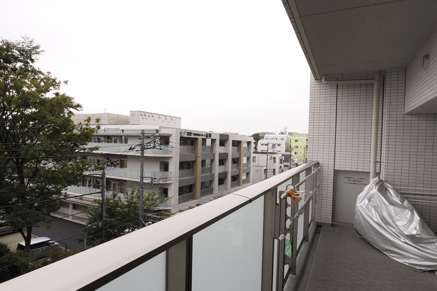 バルコニーからの解放感ある眺望です。正面に小さな公園があります。