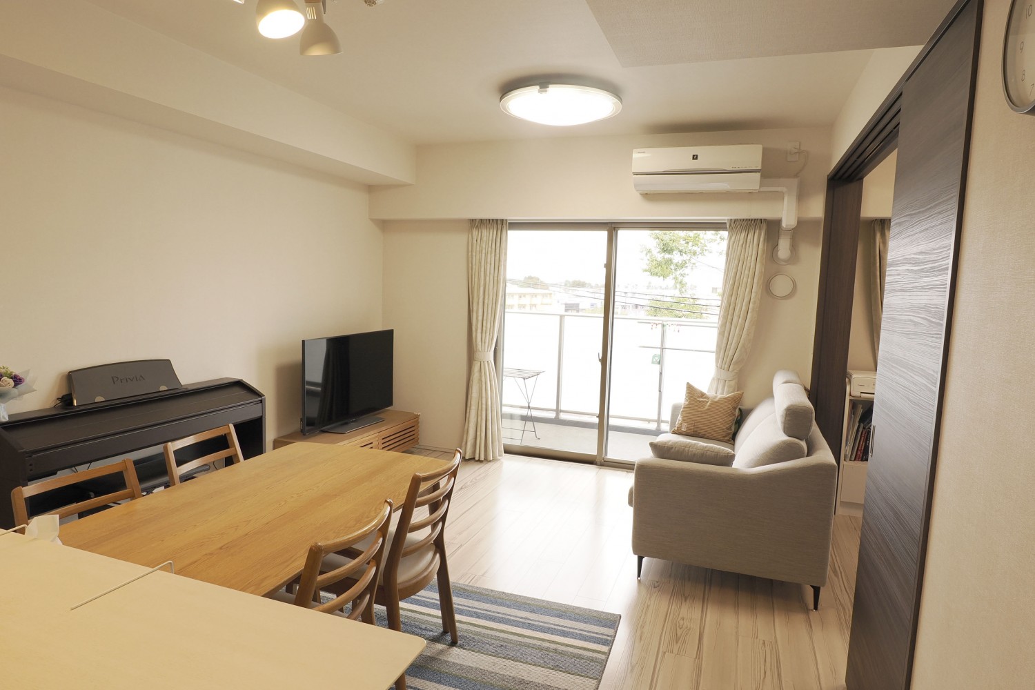 スッキリとしたリビングです。窓に向いたキッチンからは、リビングの様子がうかがえます。