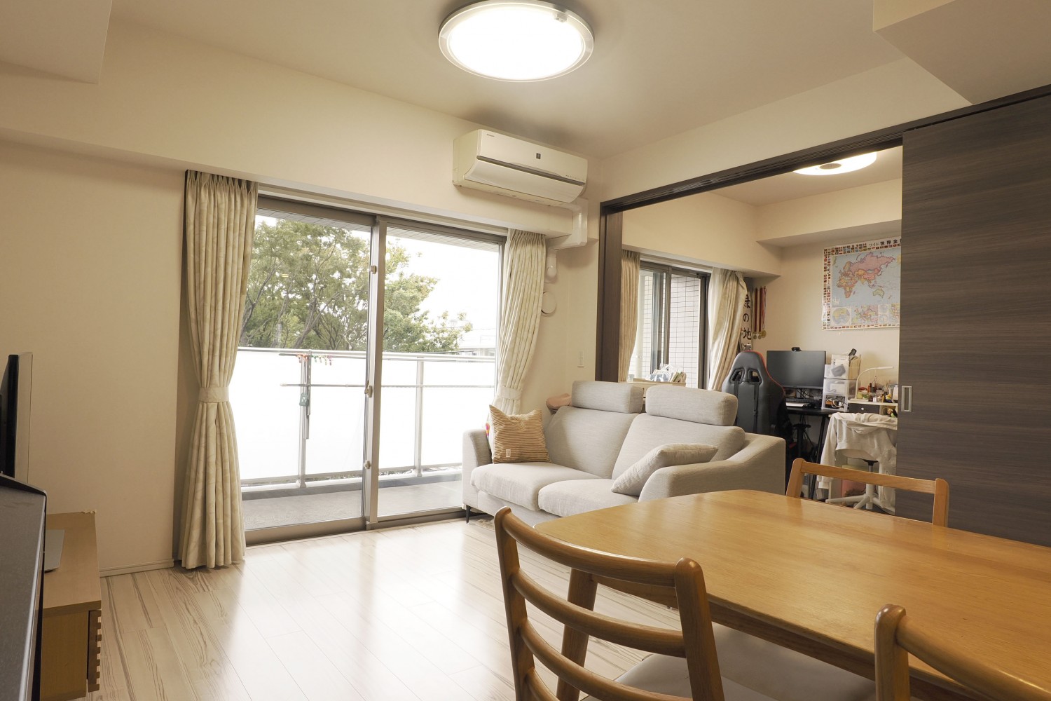 リビング脇の居室は、引き戸になっています。リビングを広く使ったり、居室として区切ったり自由度の高い間取りです。