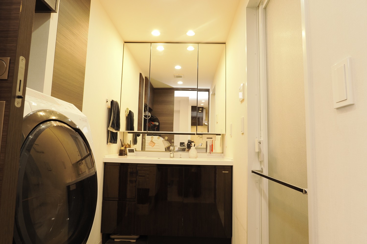 ドラム式洗濯機も圧迫感なく置けます。