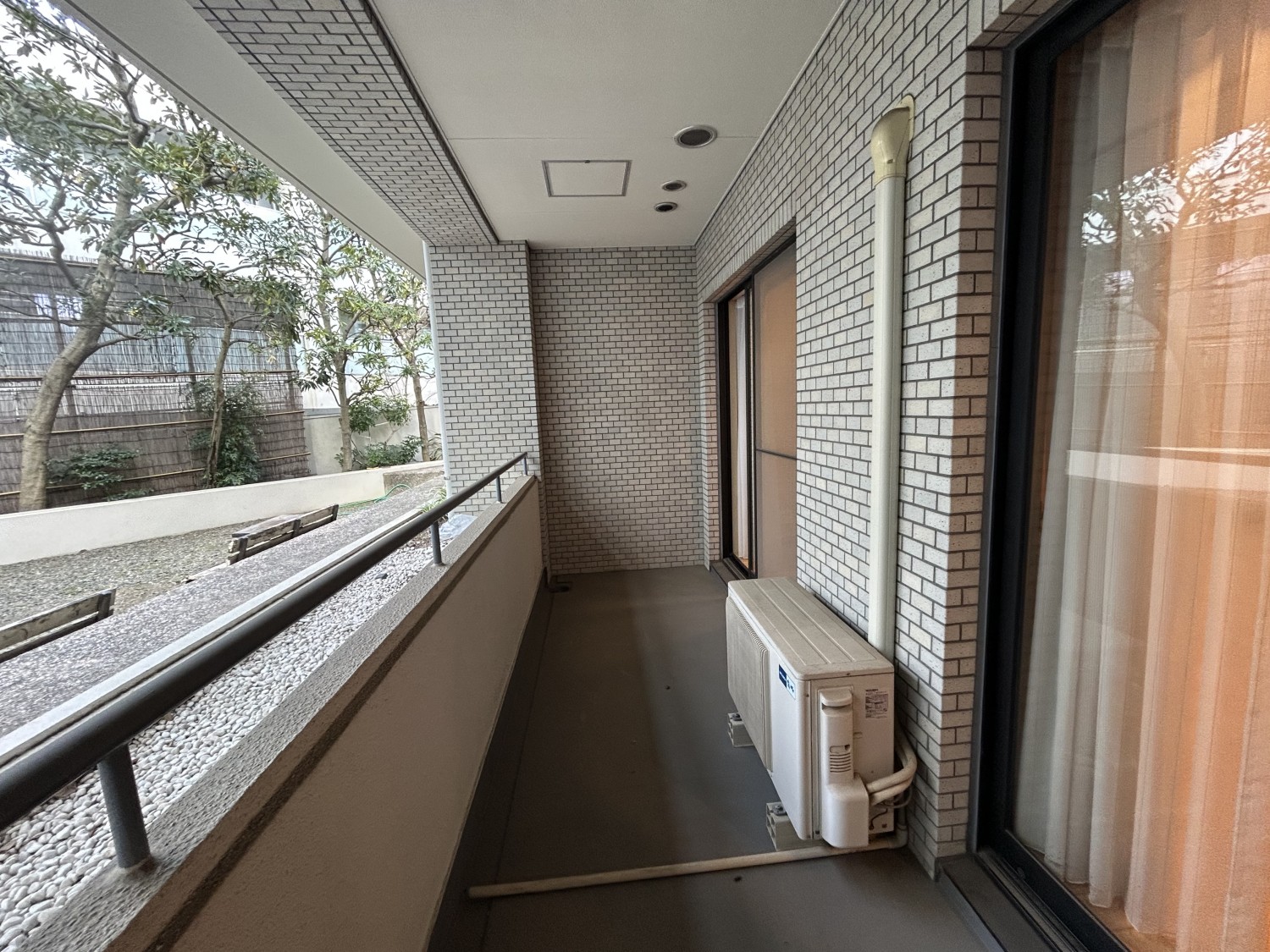 お部屋に付属するバルコニーです。