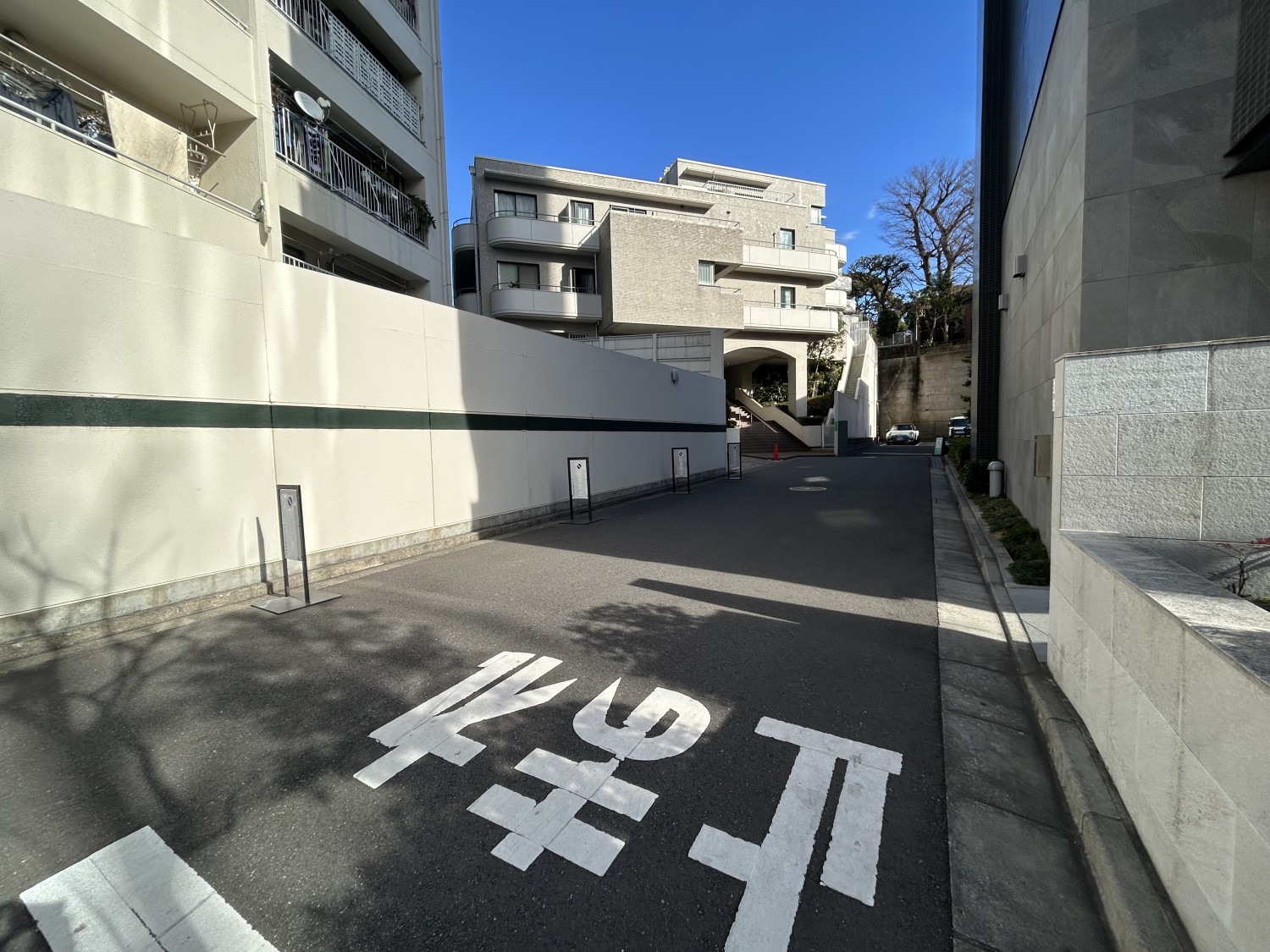 建物は通りから奥まっており、プライベート感があります。