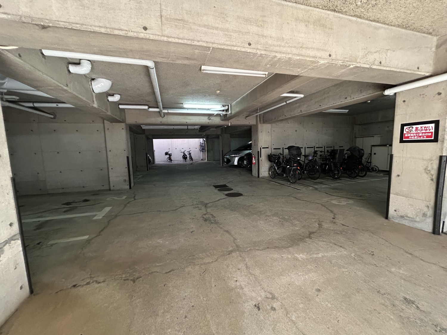 平置きの駐車場です。