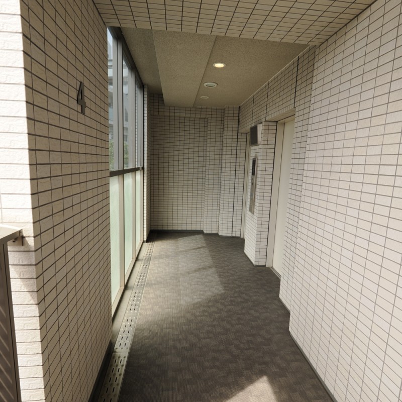 お部屋のある４階部分の共用廊下です。