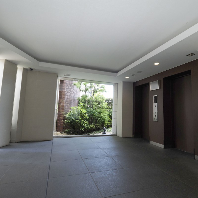 エレベーターは２基（９人乗り）あります。お部屋はエレベーターからほど近く、動線がよいです。ここに２カ所目のオートロックがあります。