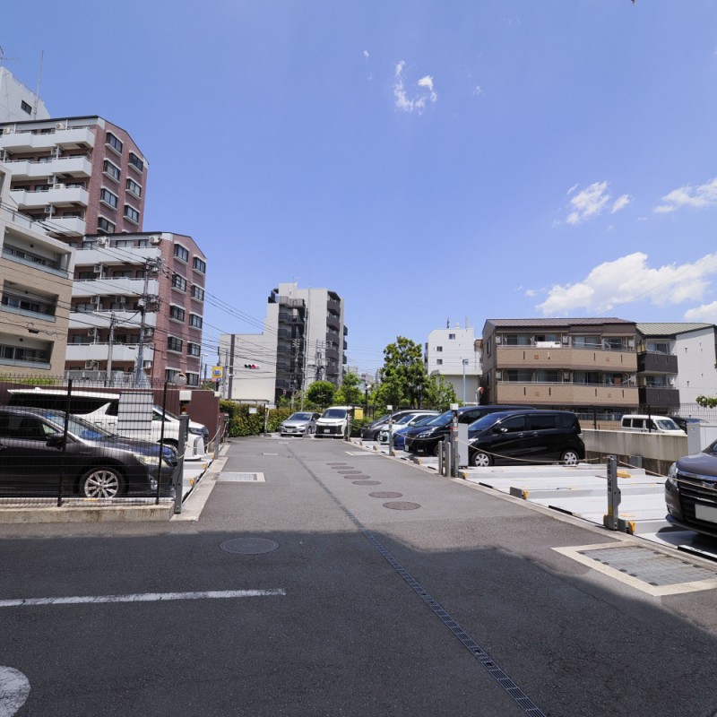 チェーンゲート式の敷地内駐車場です。環状８号線や井の頭通りへのアクセスがよいことも魅力のひとつ。空区画があります。月額使用料は２万円～２．５万円です。※２０２５年５月時点