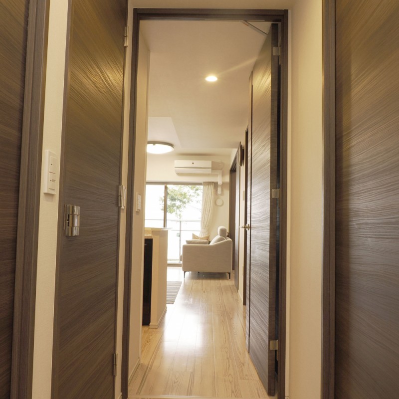 無駄のないシンプルな廊下です。