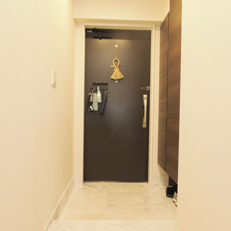 段差の少ない玄関です。 下足入れもたっぷりあります。