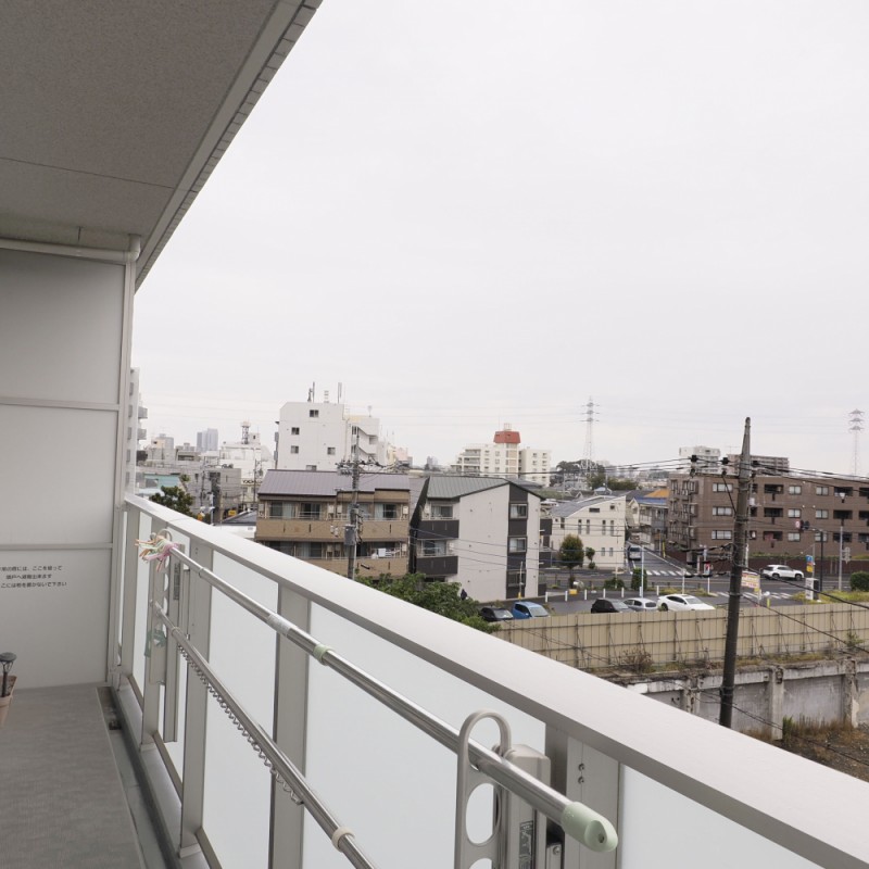 新宿の夜景がきれいです。バルコニーは奥行き２ｍ、スロップシンク付きです。