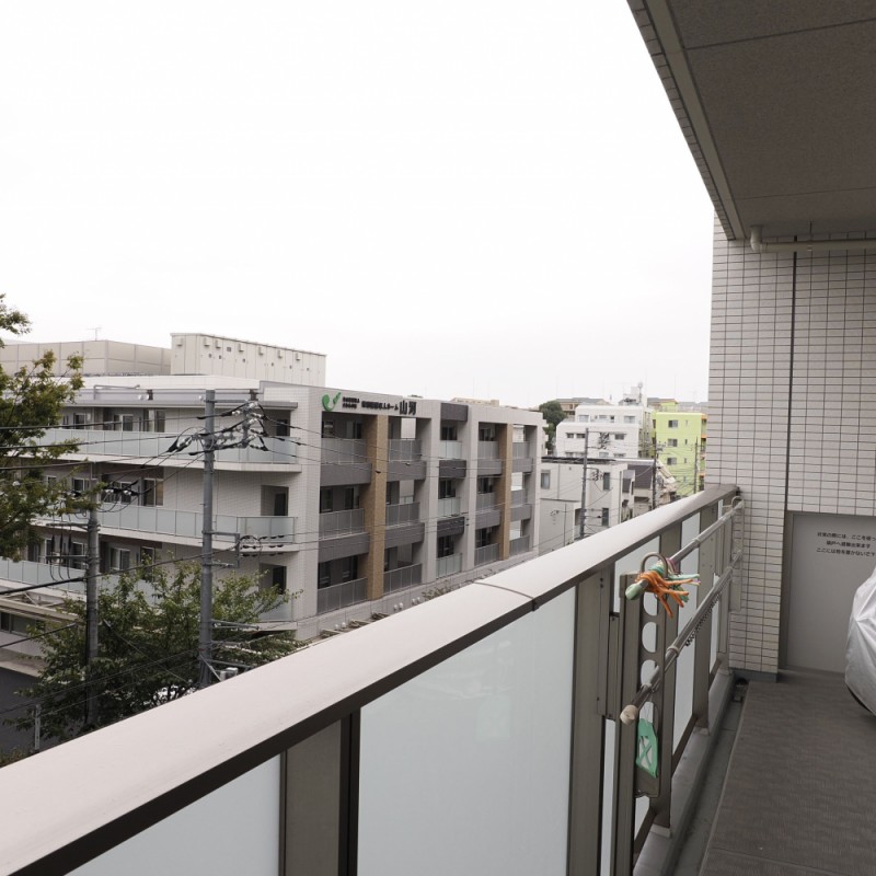 バルコニーからの解放感ある眺望です。正面に小さな公園があります。