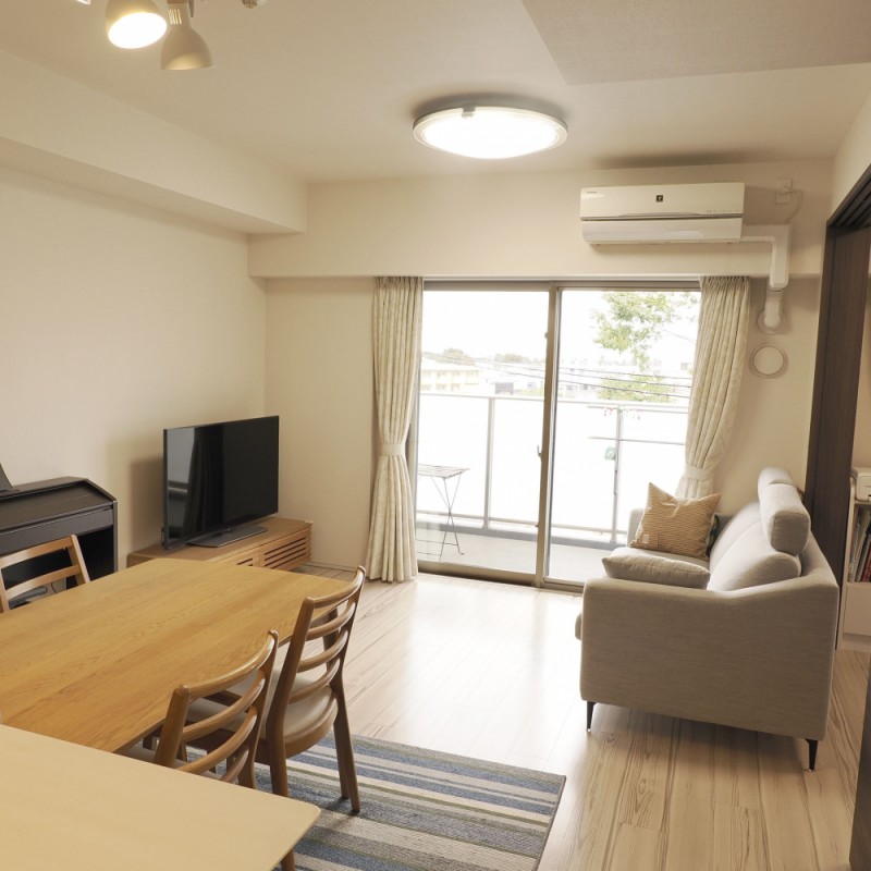 スッキリとしたリビングです。窓に向いたキッチンからは、リビングの様子がうかがえます。