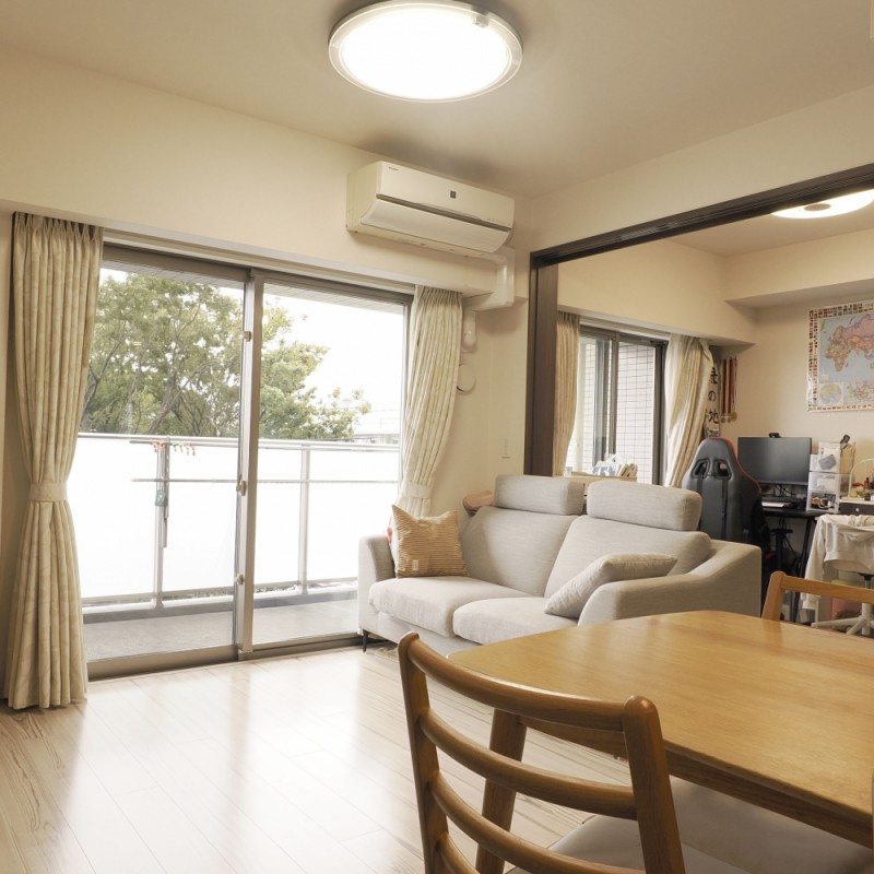 リビング脇の居室は、引き戸になっています。リビングを広く使ったり、居室として区切ったり自由度の高い間取りです。