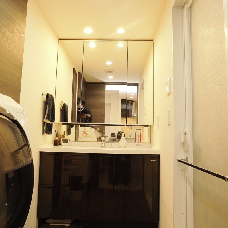 ドラム式洗濯機も圧迫感なく置けます。