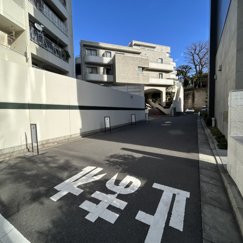 建物は通りから奥まっており、プライベート感があります。